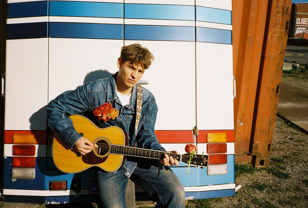 Malte August med guitar