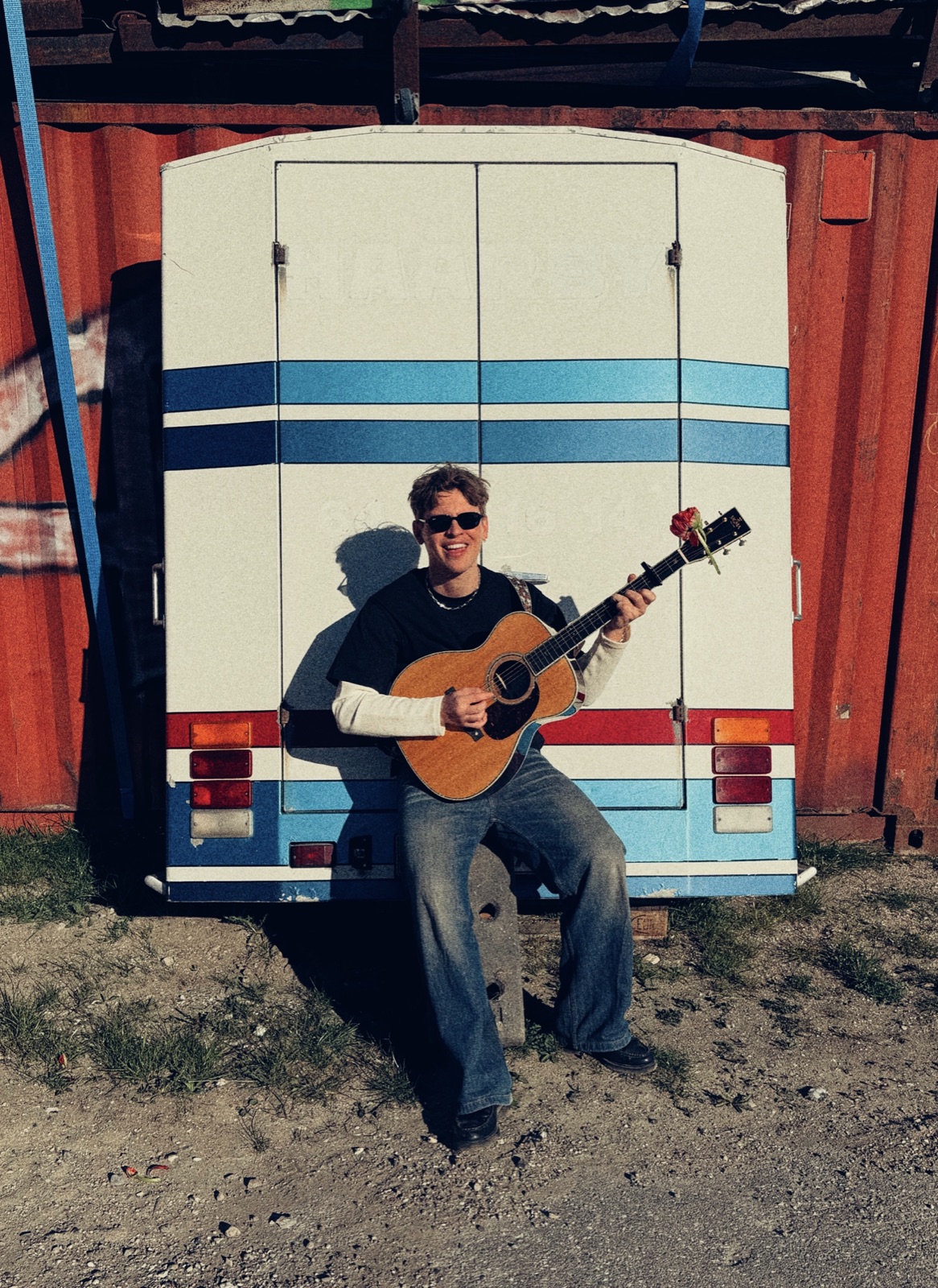 Malte August med guitar
